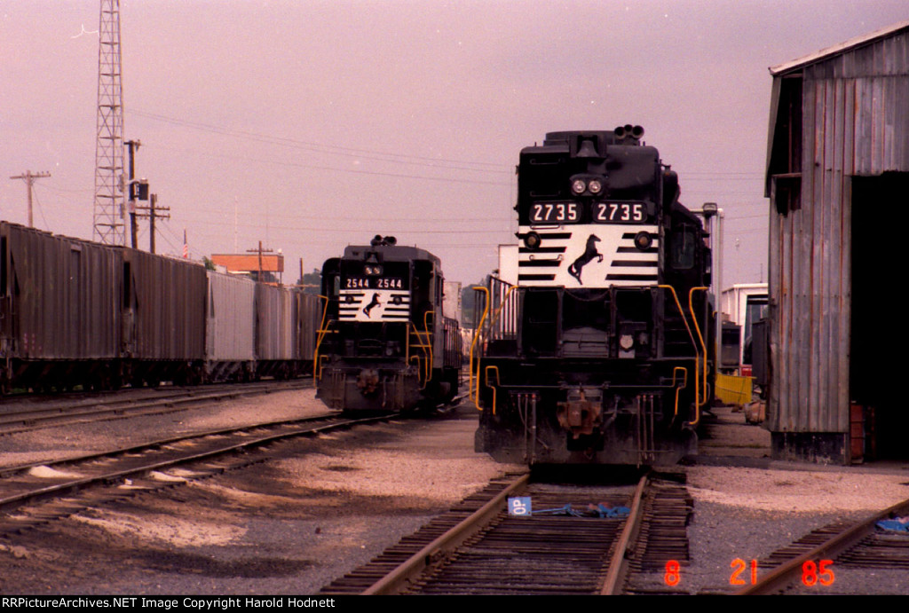 NS 2544 & 2735 beside the engine house